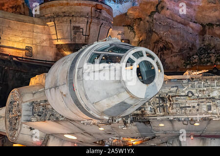Millennium Falcon Raumschiff auf's Star Wars Galaxie Kante. Night Shot mit Flash Stockfoto