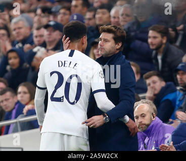 London, Inited Königreich. 22 Okt, 2019. LONDON, VEREINIGTES KÖNIGREICH 22. Oktober. Tottenham Hotspur der Dele Alli Schäfte mit Tottenham Hotspur Manager Mauricio Pochettino während UAFA Champions League Gruppe B zwischen den Tottenham Hotspur und Roter Stern Belgrad bei Tottenham Hotspur Stadion, London, Großbritannien, am 22. Oktober 2019 Credit: Aktion Foto Sport/Alamy leben Nachrichten Stockfoto