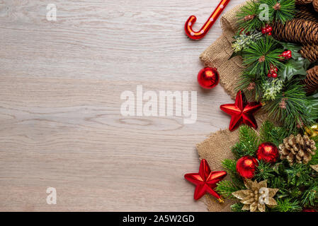 Weihnachtsbaum mit Dekorationen auf Holz- Oberfläche. Kopieren Sie Platz. Ansicht von oben, flach Komposition. Stockfoto