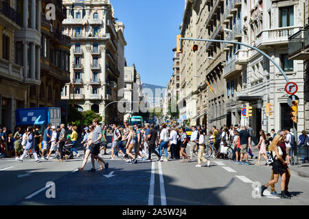 Fußgänger auf der Straße in Barcelona, Spanien Stockfoto