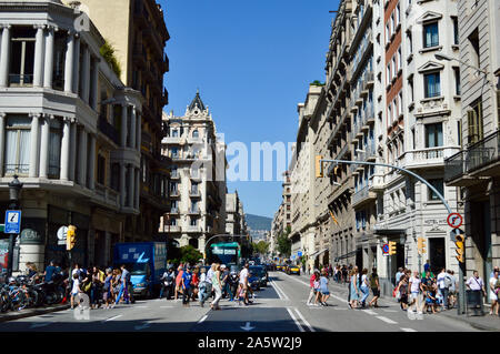 Fußgänger auf der Straße in Barcelona, Spanien Stockfoto