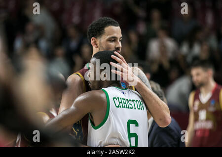 Oktober 22, 2019, Venezia, Italien: Michael bramos (umana reyer Venezia) feiert mit fansduring Umana Reyer Venezia vs CSP Limoges, Basketball EuroCup Meisterschaft in Venedig, Italien, 22. Oktober 2019 - LPS/Alfio Guarise (Credit Bild: © alfio Guarise/LPS über ZUMA Draht) Stockfoto