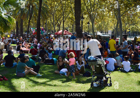Die Menschen hängen an der Ciutadella Park während La Merce 2019 in Barcelona, Spanien Stockfoto