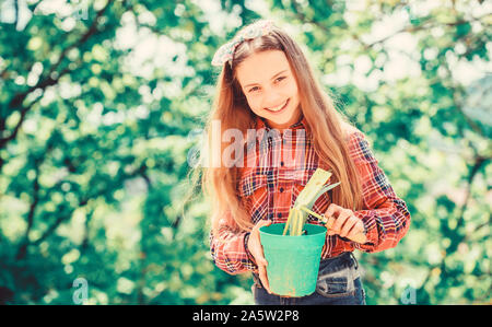 Kleines Mädchen mit Gartengeräte. Tag der Erde. Sommer Bauernhof. Glückliche Kindheit. Feder Dorf Land. Kleines Mädchen Kind in den Wald. Ökologie Umwelt. Happy Tag der Kinder. Kind im Garten arbeiten. Stockfoto