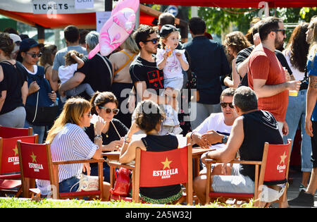 Menschen heraus zusammen hängen an der Ciutadella Park während La Merce 2019 in Barcelona, Spanien Stockfoto