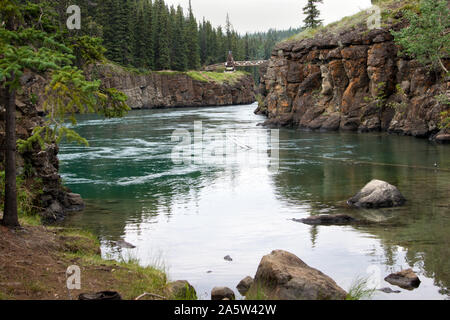 Ansicht der Miles Canyon, ausserhalb von Whitehorse, Yukon, Kanada. Der Yukon River, Teil des ursprünglichen Gold rush Route, fließt durch dieses. Stockfoto