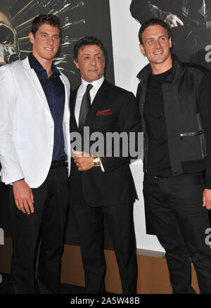 LOS ANGELES, Ca. Januar 08, 2010: Sylvester Stallone & Olympisches Gold-Medaillengewinner Conor Dwyer (links) & Ryan Lochte am Los Angeles Premiere seines Films "Die Verschleißteile 2' am Grauman's Chinese Theater, Hollywood. © 2012 Paul Smith/Featureflash Stockfoto