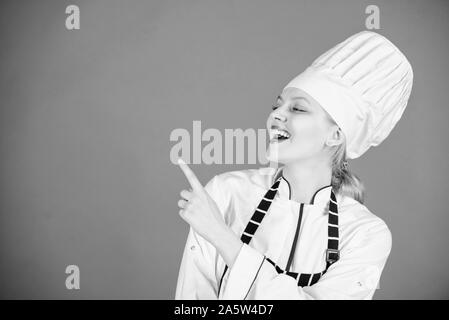 Chef empfehlen, etwas zu versuchen. Zuversichtlich Mädchen glücklich Chef an der Kopie Raum zeigt. Meine geheime Tipps kulinarische. Kochen leicht und angenehm Besetzung. Koch im Restaurant. Besonderes Angebot von Koch. Stockfoto