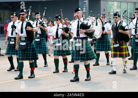 Mitglieder des Yukon Sun Pipe Band März in der Canada Day Parade am Juli 01, 2019 in Whitehorse, Yukon Territory, Kanada. Ein nationaler Feiertag. Stockfoto