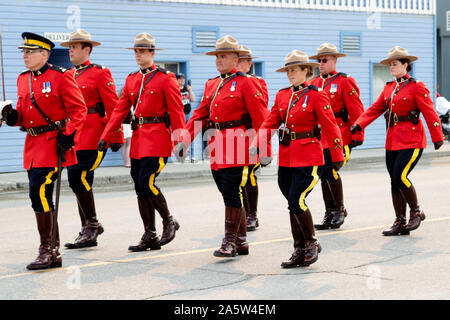 Mitglieder der Royal Canadian Mounted Police (RCMP) nehmen Sie teil am 2019 Canada Day Parade in Whitehorse, Yukon, Kanada. Stockfoto