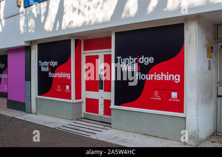 Tunbridge Wells blüht Shop boarding auf ein closed shop in Tunbridge Wells High Street. Stockfoto