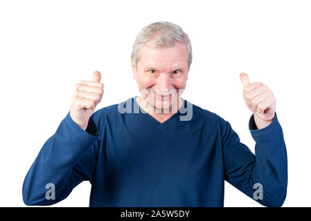Älterer Mann zeigt Daumen nach oben. Auf einem weißen Hintergrund. Stockfoto
