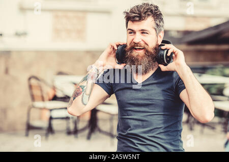 Gratis Online Musik Quellen. Musik ist das, was ich bin. gut aussehender bärtiger Mann im Kopfhörer hören Song. Auf der Suche nach Musik. Stil und Musik. Genießen Sie den Rhythmus seines Lebens. Stockfoto