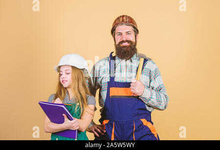 Tochter und Vater zusammen die Reparatur in der Werkstatt. Vaterschaft. Bärtiger Mann mit kleines Mädchen. technische Ausbildung. Bauarbeiter assistant. Industrie. Werkzeuge für die Reparatur. Er ist bereit, zu arbeiten. Stockfoto