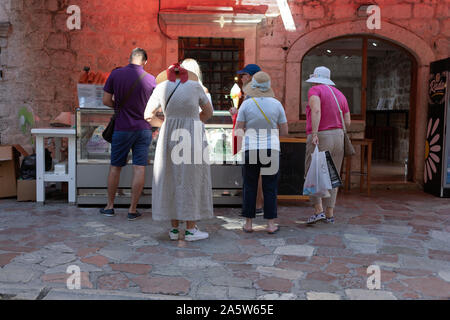 Montenegro, 19.September 2019: Touristen kaufen von einem Eis stand in der Altstadt von Kotor Stockfoto
