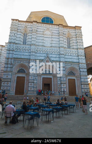 Siena/Italy-September 21 2019: Blick von Außen von Siena Dom Santa Maria Assunta (Duomo di Siena) ist eine mittelalterliche Kirche in Siena Stockfoto