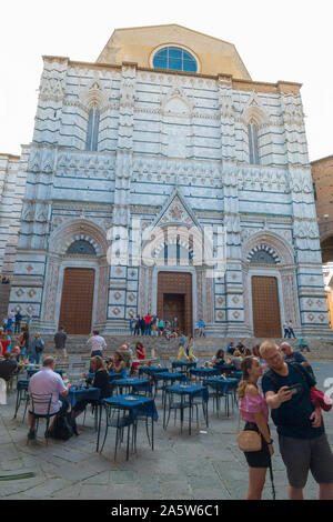 Siena/Italy-September 21 2019: Blick von Außen von Siena Dom Santa Maria Assunta (Duomo di Siena) ist eine mittelalterliche Kirche in Siena Stockfoto