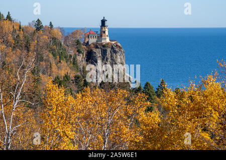 Herbst Herbst Blätter mit Split Rock Lighthouse in der Ferne auf den Lake Superior Minnesota Stockfoto