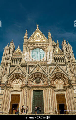 Siena/Italy-September 21 2019: Blick von Außen von Siena Dom Santa Maria Assunta (Duomo di Siena) ist eine mittelalterliche Kirche in Siena Stockfoto