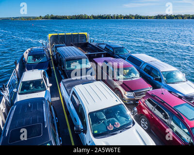 Autos auf der Fähre zwischen Washington Insel und dem Festland, Door County, Wisconsin. Stockfoto