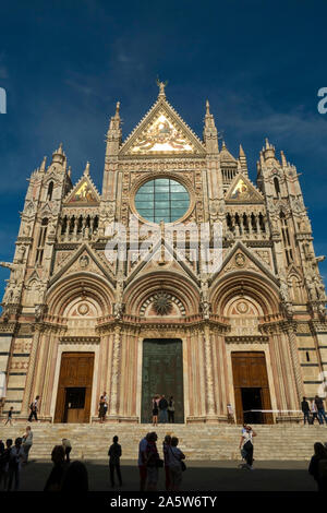 Siena/Italy-September 21 2019: Blick von Außen von Siena Dom Santa Maria Assunta (Duomo di Siena) ist eine mittelalterliche Kirche in Siena Stockfoto