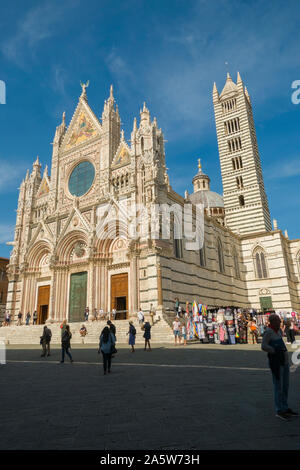 Siena/Italy-September 21 2019: Blick von Außen von Siena Dom Santa Maria Assunta (Duomo di Siena) ist eine mittelalterliche Kirche in Siena Stockfoto