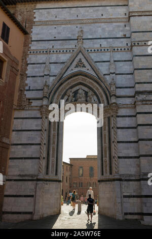 Tor zu Siena Dom Santa Maria Assunta (Duomo di Siena) in Siena, Toskana Stockfoto