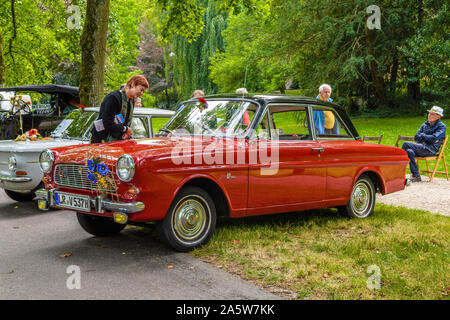 BADEN BADEN, Deutschland - Juli 2019: rot FORD TAUNUS KARDINAL P4 12M Cabrio 1962 1966, Oldtimer Treffen im Kurpark. Stockfoto