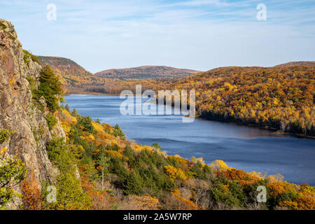 See von den Wolken in der Porcupine Mountains Wilderness State Park in Michigan, im Herbst Saison Stockfoto