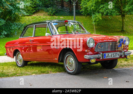 BADEN BADEN, Deutschland - Juli 2019: rot FORD TAUNUS KARDINAL P4 12M Cabrio 1962 1966, Oldtimer Treffen im Kurpark. Stockfoto