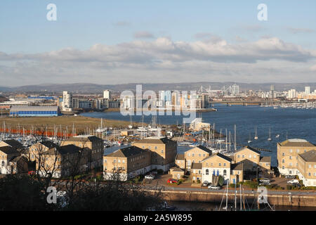 Cardiff Bay Skyline und Penarth Marina, Wales Großbritannien. Stadtlandschaft, künstliches Gewässer Stockfoto