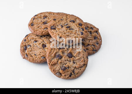 Hausgemachte Kekse mit dunkler Schokolade Chips auf weißem Hintergrund Stockfoto