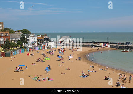 Der Strand in Broadstairs an der Küste von Kent ist ein willkommenes Ziel für Urlauber an einem warmen und sonnigen Sommer. Das Meer ist ruhig und einladend Stockfoto