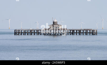Nach einem Sturm im Jahre 1978 zerstörte die mittleren Abschnitt der Pier Herne Bay der seewärtigen Ende der Mole links wurde isoliert auf See. Nun baufällig. Stockfoto