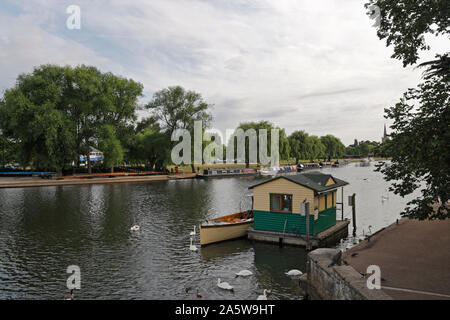 Szenischer Abend auf dem Fluss Avon in Stratford-upon-Avon, England, Riverside-Szene Stockfoto