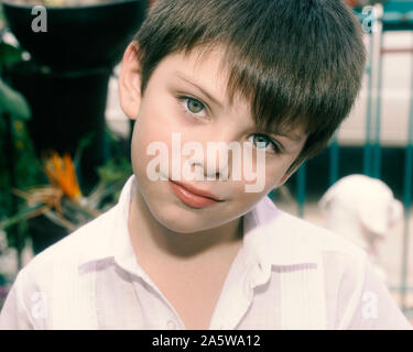 Merida, Yucatan, Mexiko - 10. Mai 2005: 9 Jahre alt, Blauäugige mexikanischen Jungen in traditionellen guayabera am Muttertag gekleidet Stockfoto