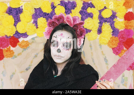 Merida, Yucatan, Mexiko - 30. Oktober 2015: Mexikanische junge Mädchen in Catrina Make-up für den Tag der Toten oder Hanal Pixan Feier Stockfoto