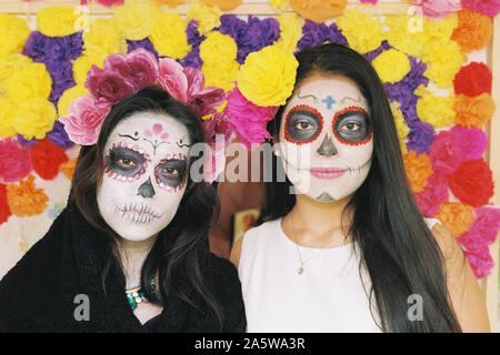 Merida, Yucatan, Mexiko - 30. Oktober 2015: Mexikanische junge Mädchen in Catrina Make-up für den Tag der Toten oder Hanal Pixan Feier Stockfoto