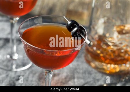 Hausgemachte Rob Roy Cocktail mit Scotch und Wermut Stockfoto