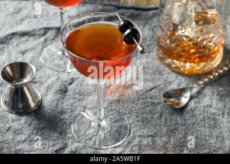 Hausgemachte Rob Roy Cocktail mit Scotch und Wermut Stockfoto