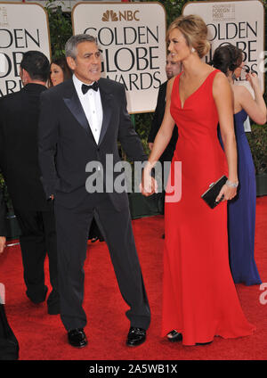 LOS ANGELES, Ca. Januar 15, 2012: George Clooney & Stacy Kiebler am 69. Golden Globe Awards im Beverly Hilton Hotel. © 2012 Paul Smith/Featureflash Stockfoto