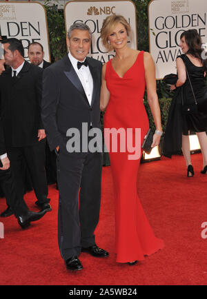 LOS ANGELES, Ca. Januar 15, 2012: George Clooney & Stacy Kiebler am 69. Golden Globe Awards im Beverly Hilton Hotel. © 2012 Paul Smith/Featureflash Stockfoto