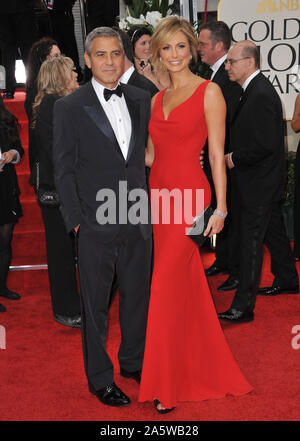 LOS ANGELES, Ca. Januar 15, 2012: George Clooney & Stacy Kiebler am 69. Golden Globe Awards im Beverly Hilton Hotel. © 2012 Paul Smith/Featureflash Stockfoto