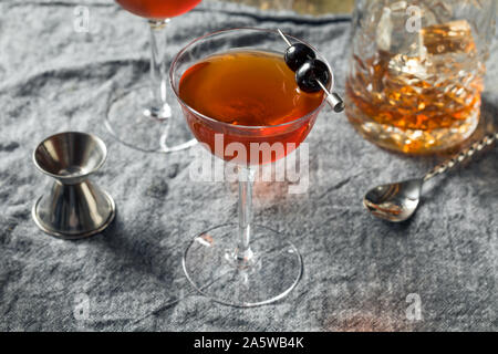 Hausgemachte Rob Roy Cocktail mit Scotch und Wermut Stockfoto