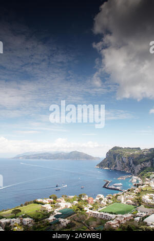 Auf der Suche nach Marina Grande der wichtigste Hafen auf der Insel Capri Stockfoto