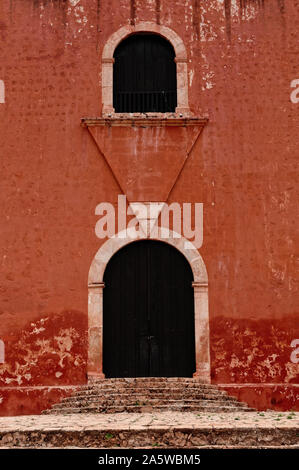 Santa Elena, Yucatan, Mexiko - Januar 29, 2012: architektonische Details der Eingang zur Kirche San Mateo. Stockfoto