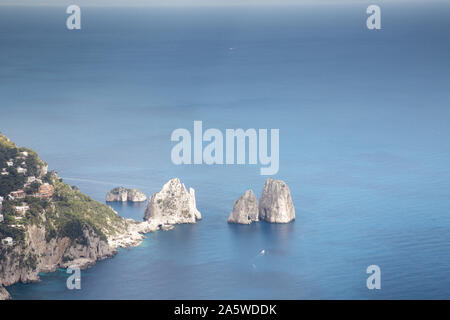 Sicht auf Monte Solaro, die an den drei hoch aufragenden Felsformationen Faraglioni Stockfoto