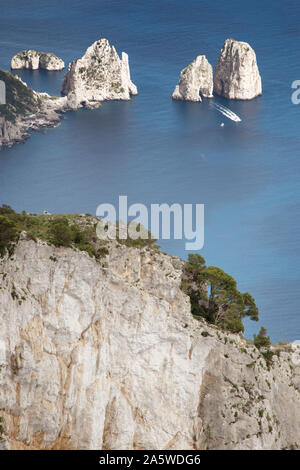 Sicht auf Monte Solaro, die an den drei hoch aufragenden Felsformationen Faraglioni Stockfoto
