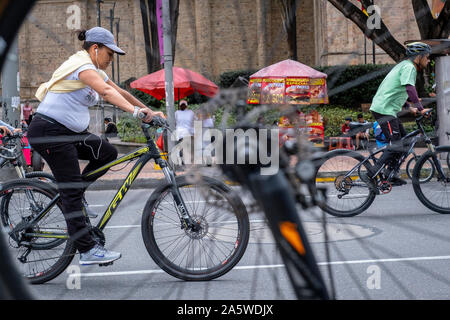 Ciclovia im Carrera 7 oder Carrera séptima. Jeden Sonntag kommt die Schließung der wichtigsten Fernstraßen in Kraftfahrzeugen von 7:00 bis 14:00 Uhr. Nur Radfahrer und Stockfoto