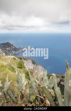 Sicht auf Monte Solaro, die an den drei hoch aufragenden Felsformationen Faraglioni Stockfoto